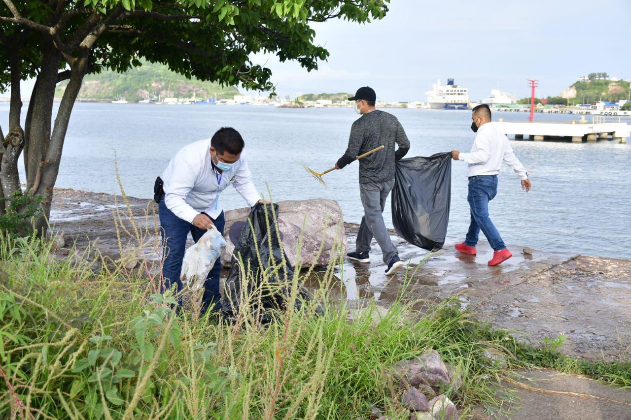 $!Limpian playa de la Isla de la Piedra, ante arribo de crucero a Mazatlán este miércoles