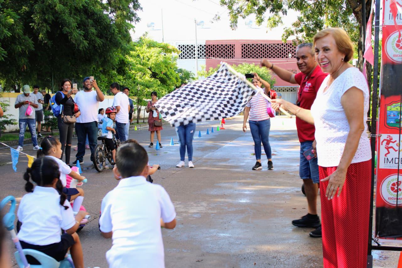 $!Niñas y niños llenan de alegría el Parque de los Leones en jornada ciclista infantil, en Escuinapa