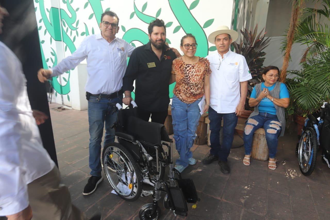 $!Dona Fundación ‘Academia de Sueños Especiales’ 27 sillas de ruedas para personas discapacitadas y adultos mayores en Mazatlán