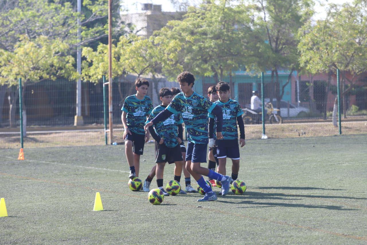$!Sport Camp Mazatlán impulsa talentos con ex futbolistas y visores profesionales