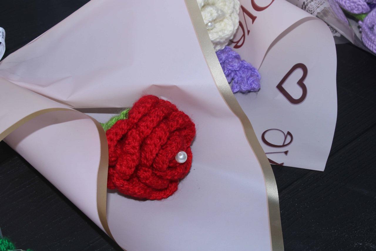 $!Verónica y Camila tejen flores para continuar sus estudios