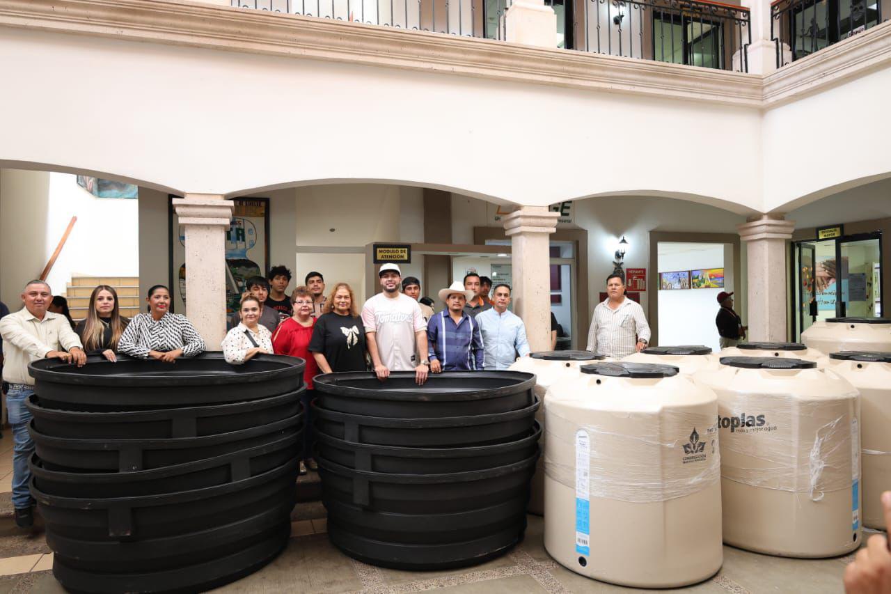 $!Entregan tinacos y bebederos a familias y productores de Elota