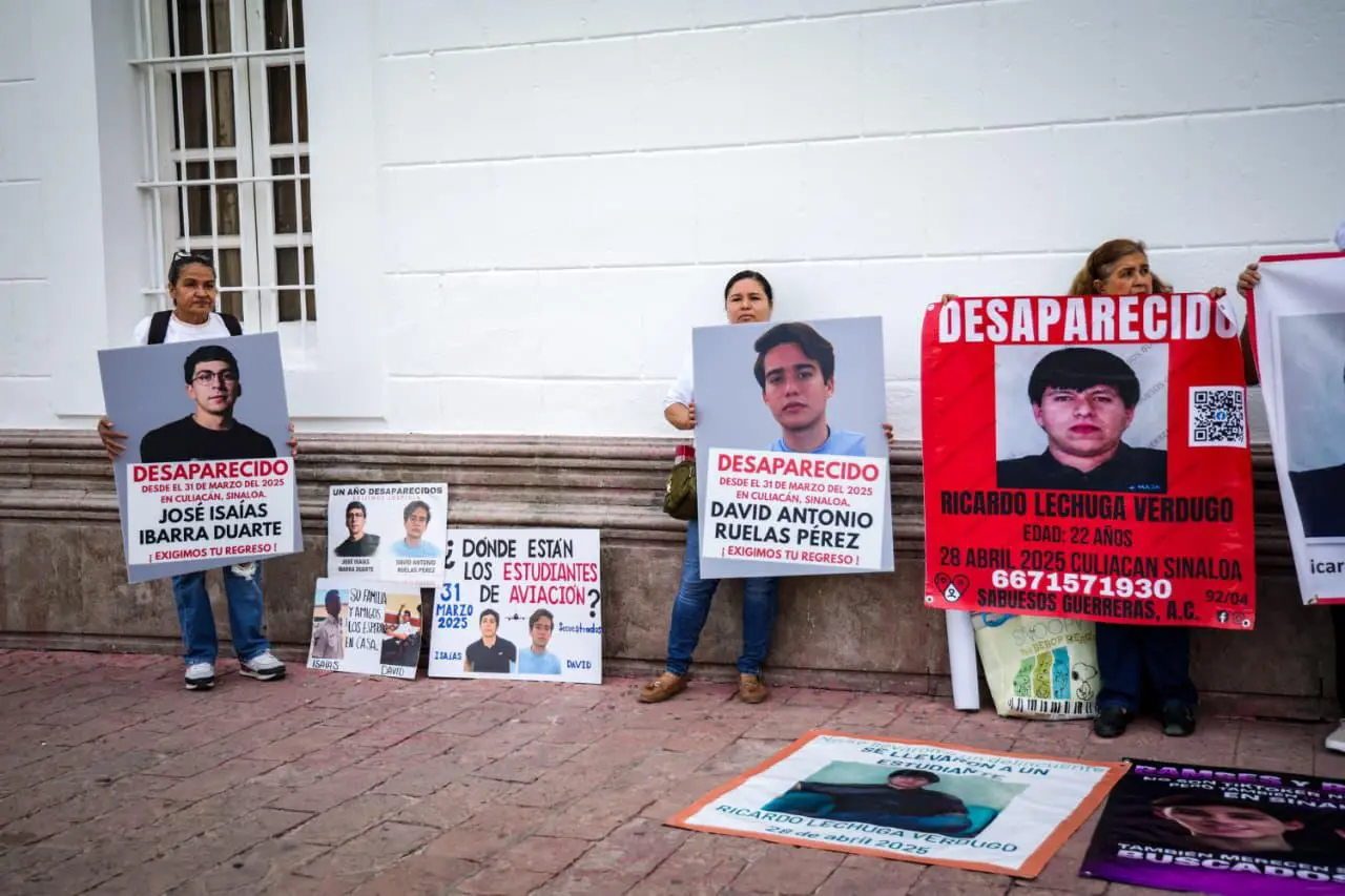 $!A un año de la desaparición de Ramsés y Ricardo, familiares se manifiestan en el Palacio Municipal de Culiacán