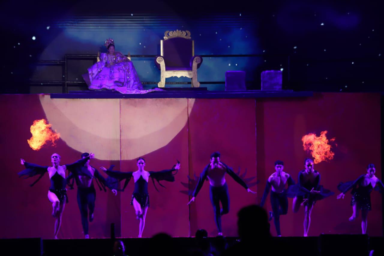 $!Bajo show de pirotecnia coronan a María Paula I, Reina Infantil del Carnaval de Mazatlán 2024