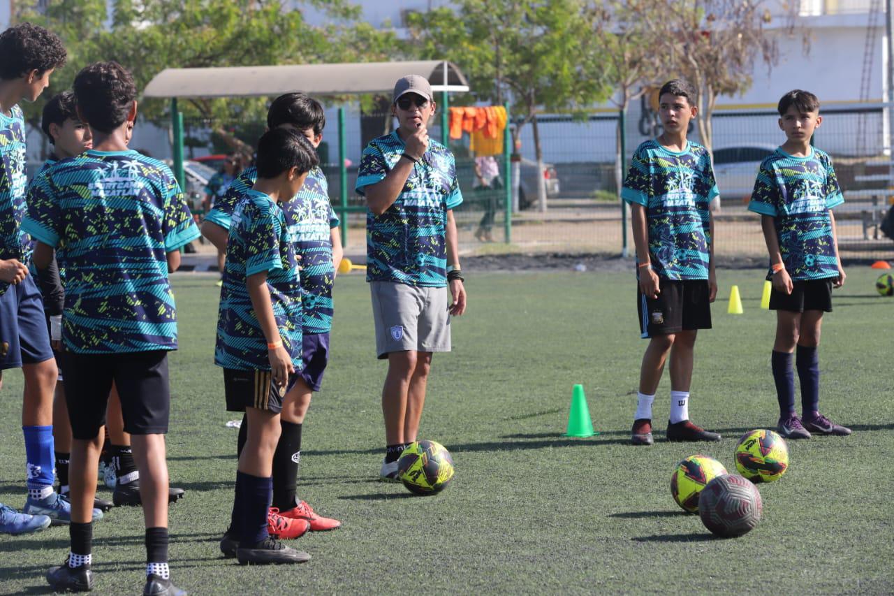 $!Sport Camp Mazatlán impulsa talentos con ex futbolistas y visores profesionales