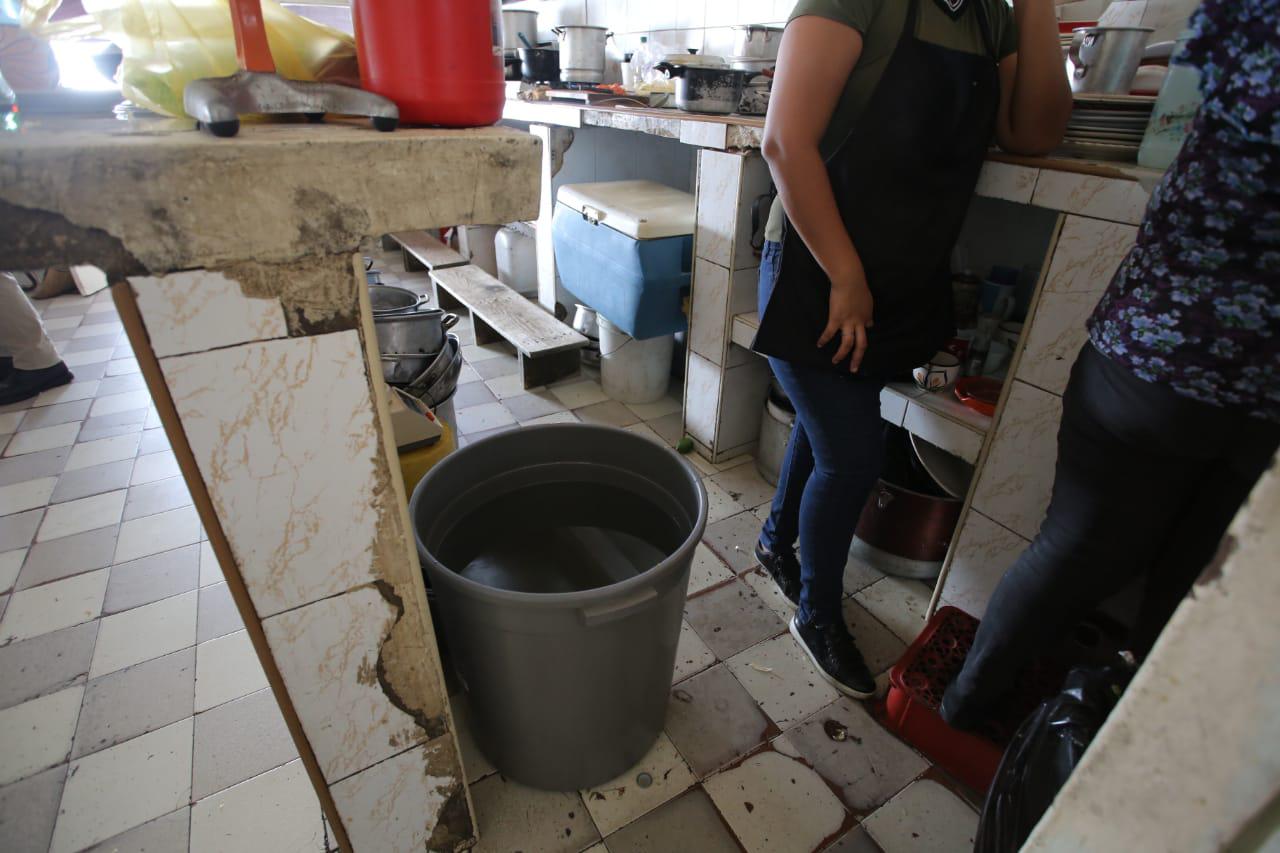 $!En Mazatlán, en puestos de comida del mercado Pino Suárez acarrean agua para seguir dando servicio