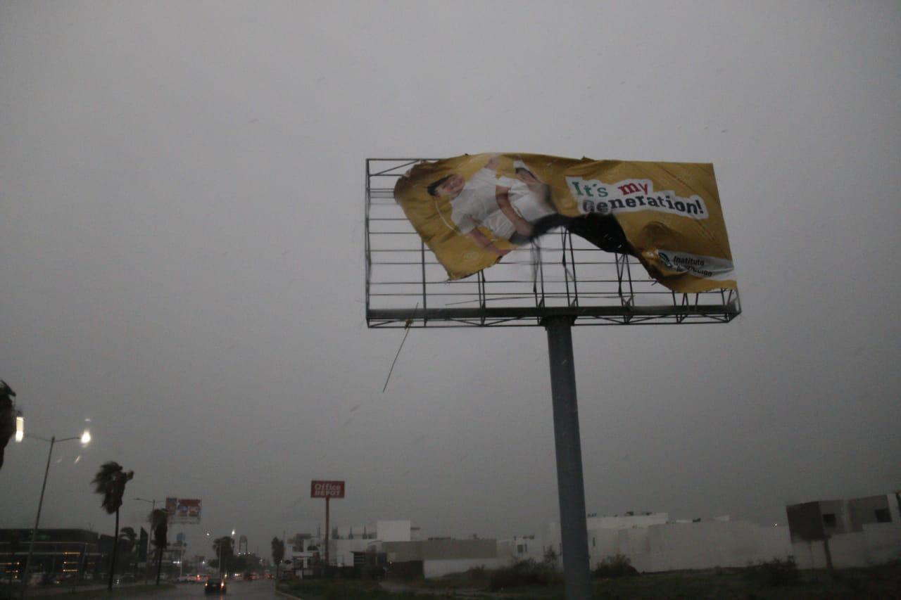 $!Una persona fallecida y vehículos atascados, el saldo de la lluvia en Culiacán