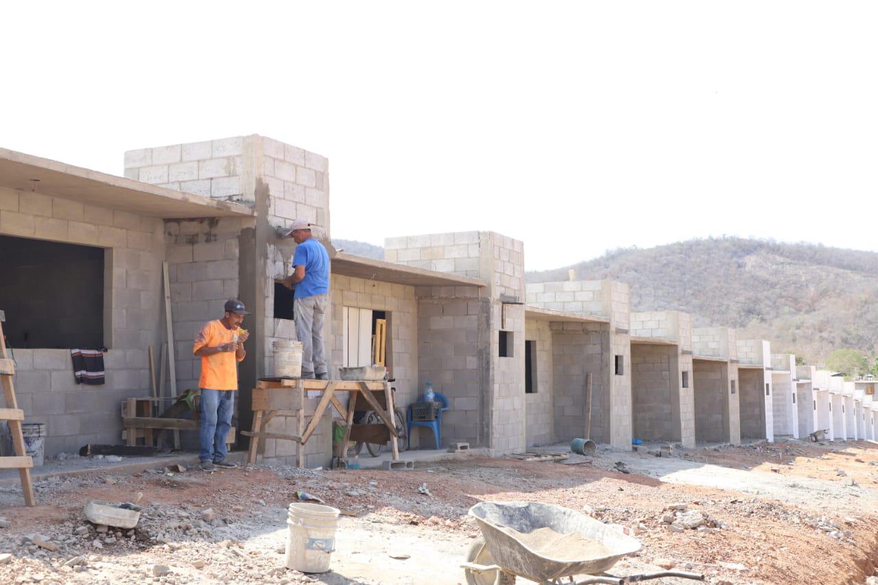 $!Lleva 90% de avances construcción de primeras 50 casas para desplazados, en Mazatlán