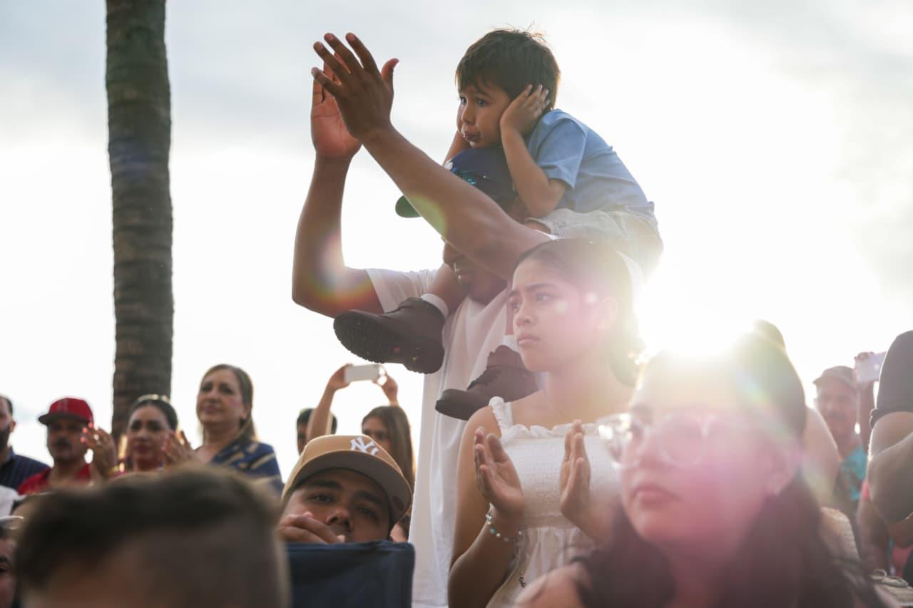 $!Mazatlán se rebeló al miedo por medio de la diversión: el desfile y su comunión con la libertad
