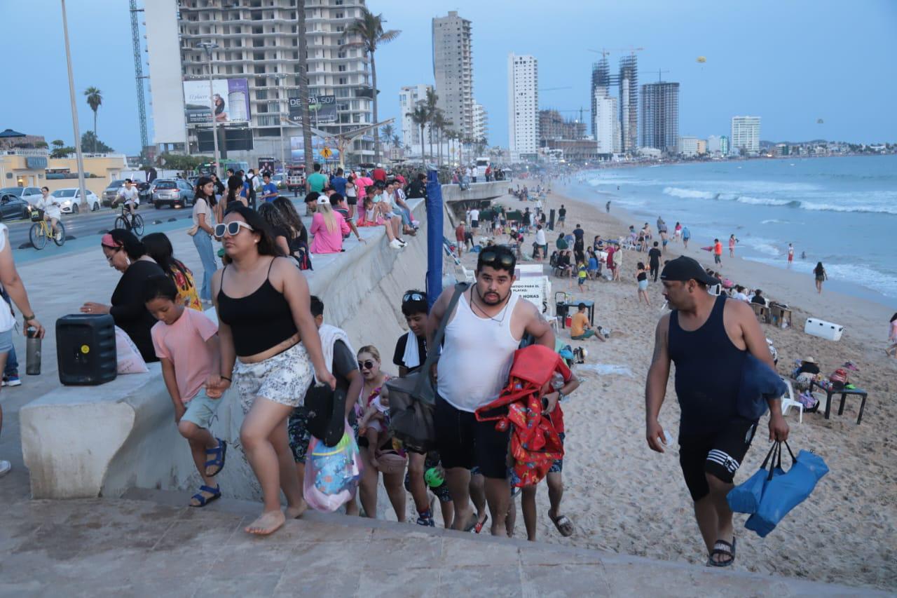 $!Aprovechan turistas las playas de Mazatlán hasta que cae el sol