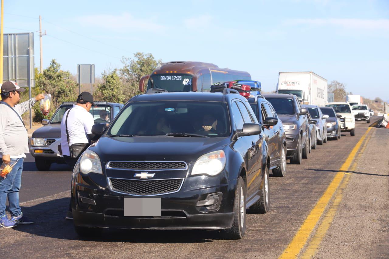 $!Terminan las vacaciones; inicia el éxodo y se llenan las carreteras