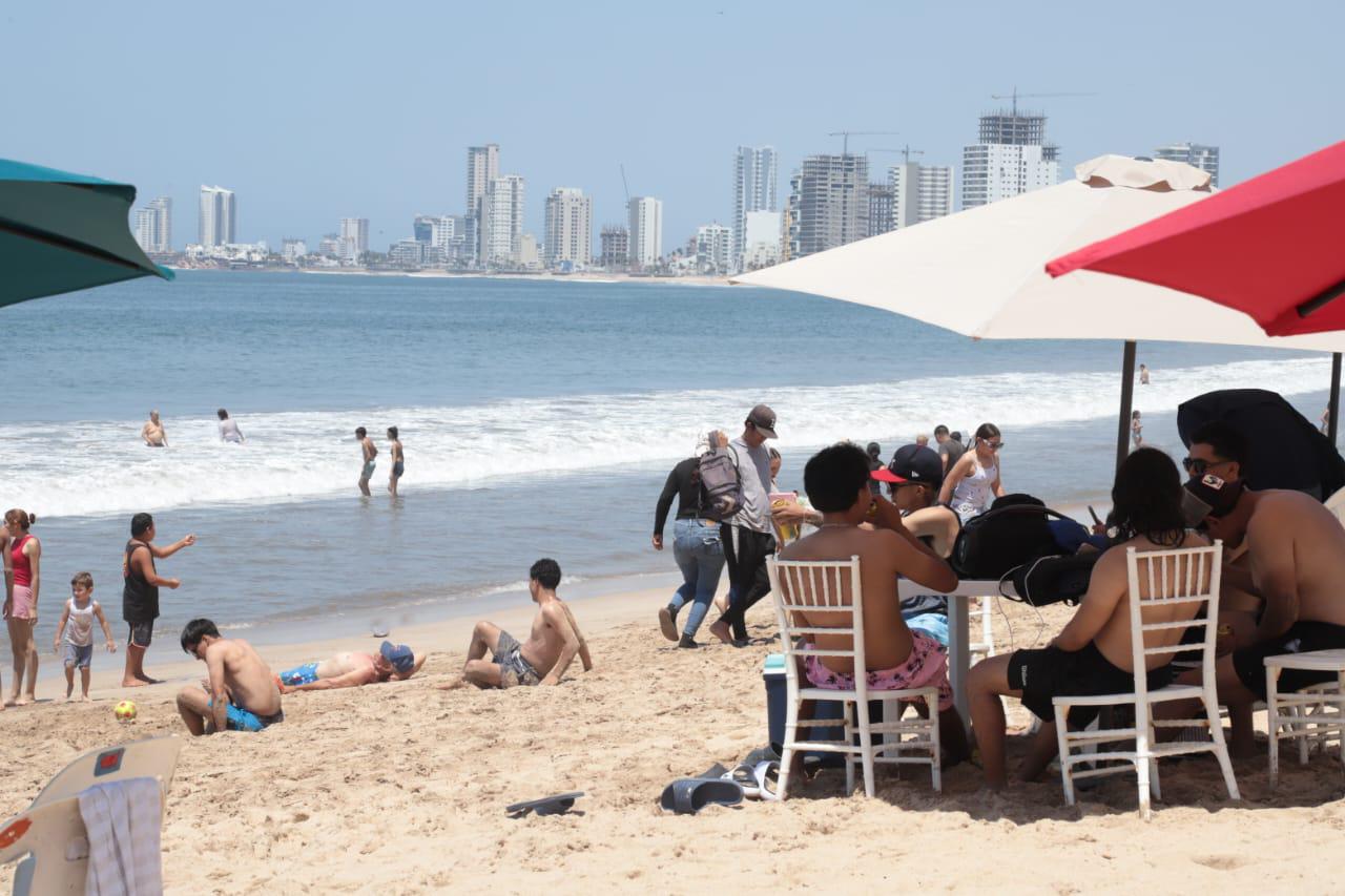 $!Disfrutan centenares de personas de las playas y atractivos de Mazatlán en este Domingo de Ramos