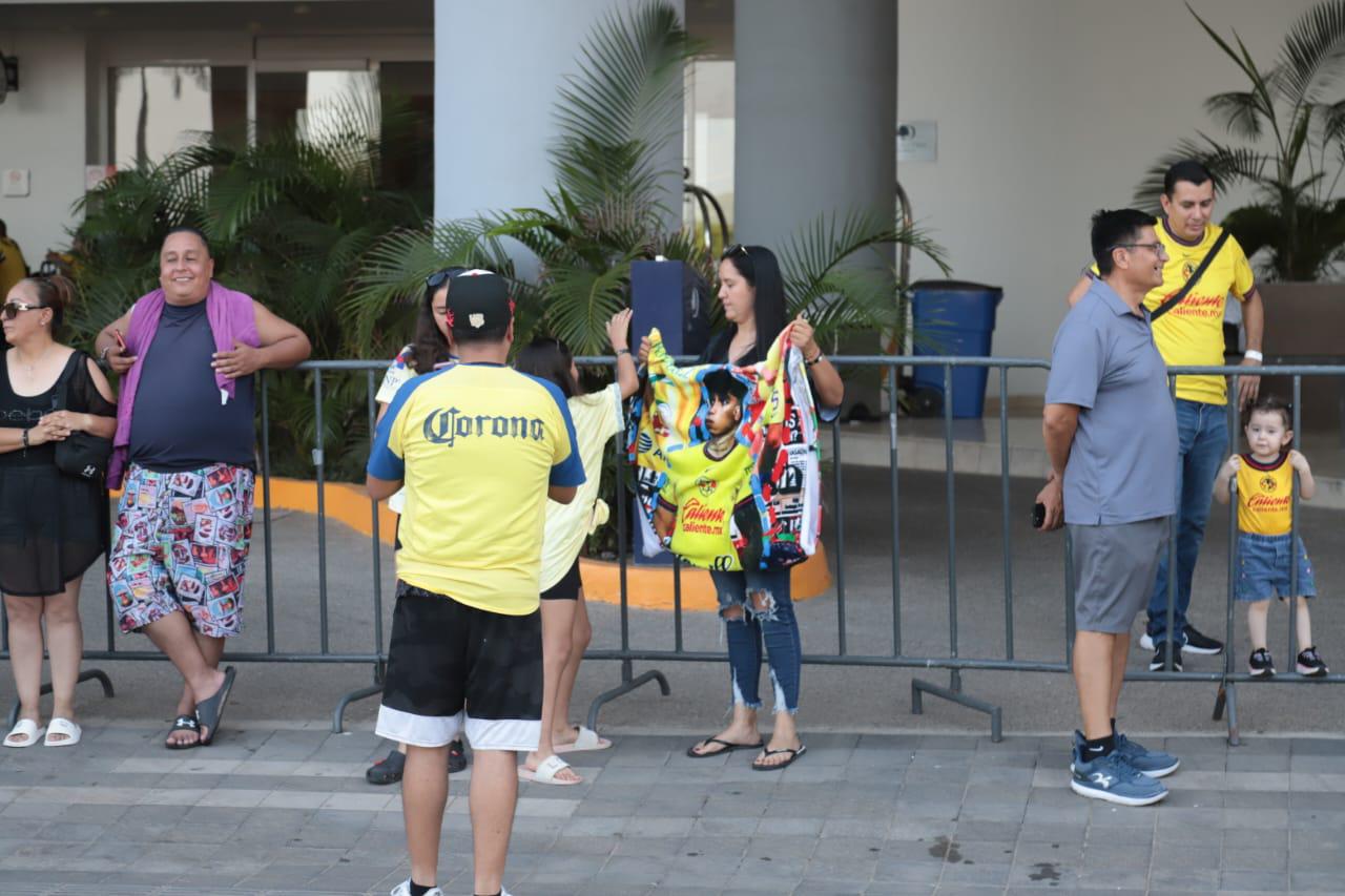 $!Decenas de aficionados reciben a Club América en su llegada a Mazatlán