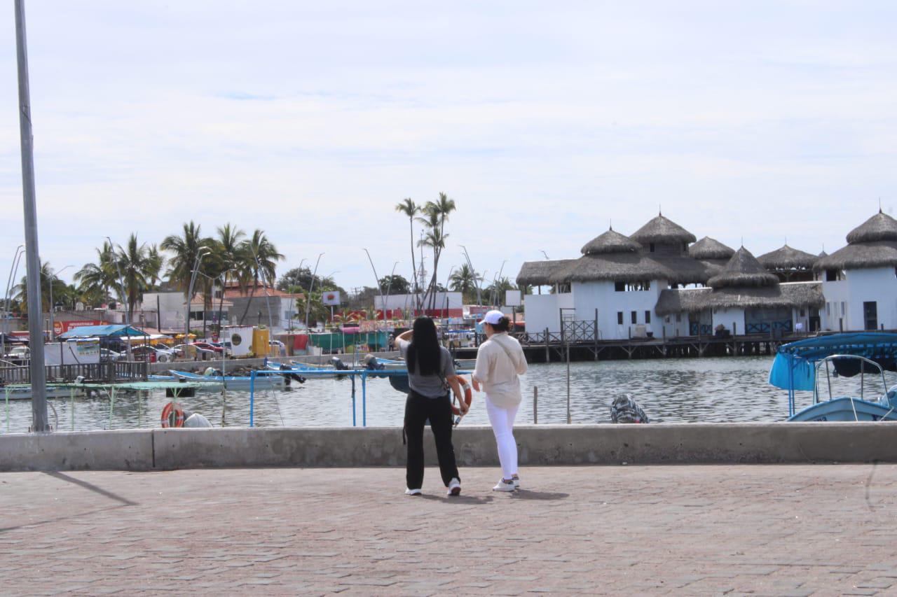$!Ser parte de la historia: turistas y locales presencian el eclipse desde el Malecón de Altata