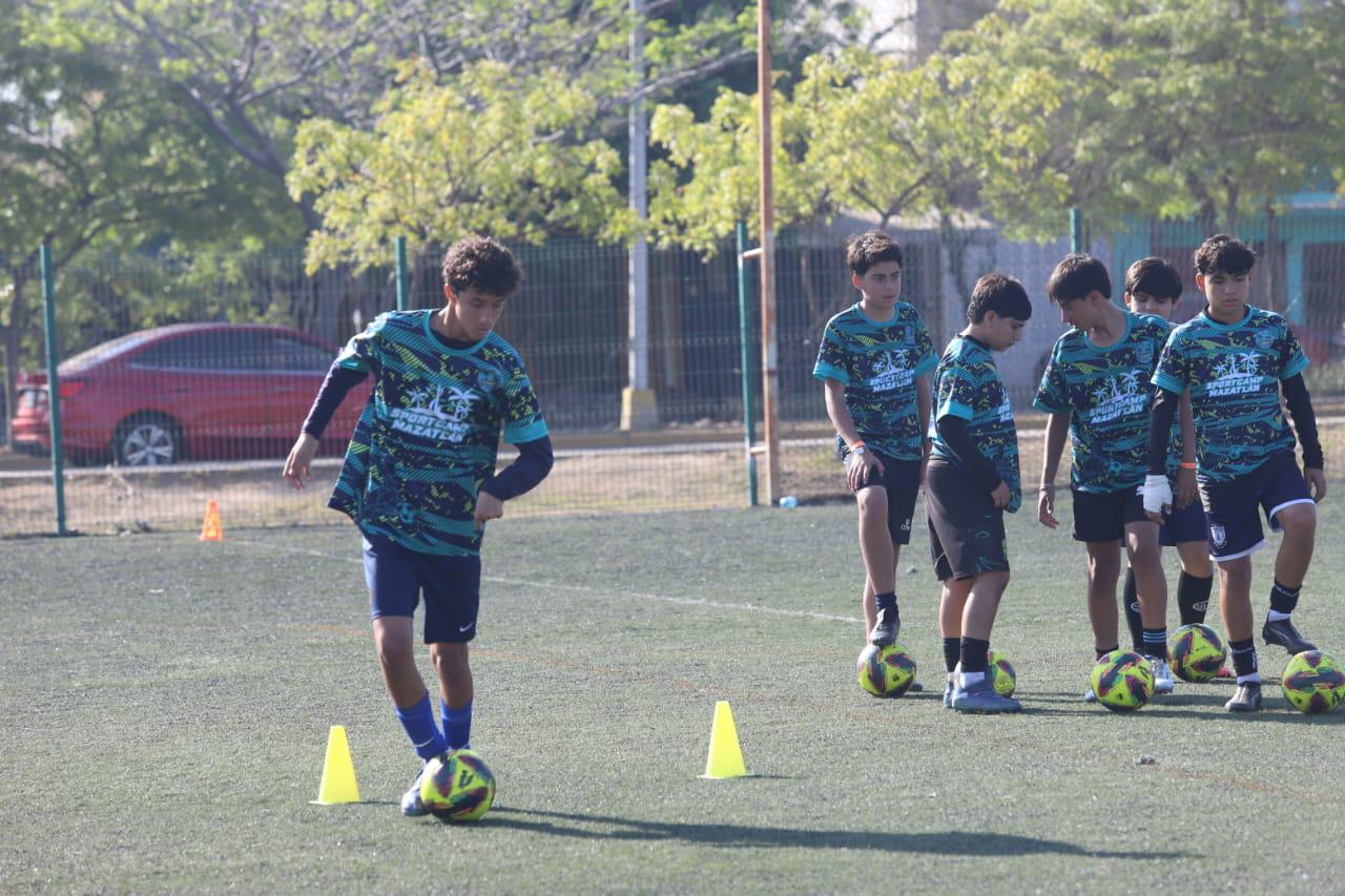 $!Sport Camp Mazatlán impulsa talentos con ex futbolistas y visores profesionales