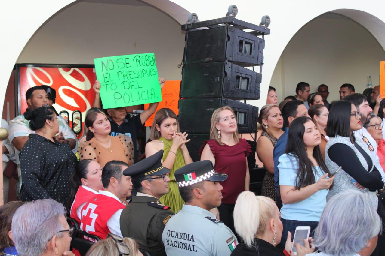 $!Irrumpen policías jubilados en informe de Claudia Valdez Aguilar, en Rosario