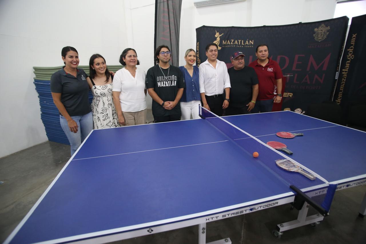 $!Entregan material deportivo en apoyo a más de 400 atletas mazatlecos