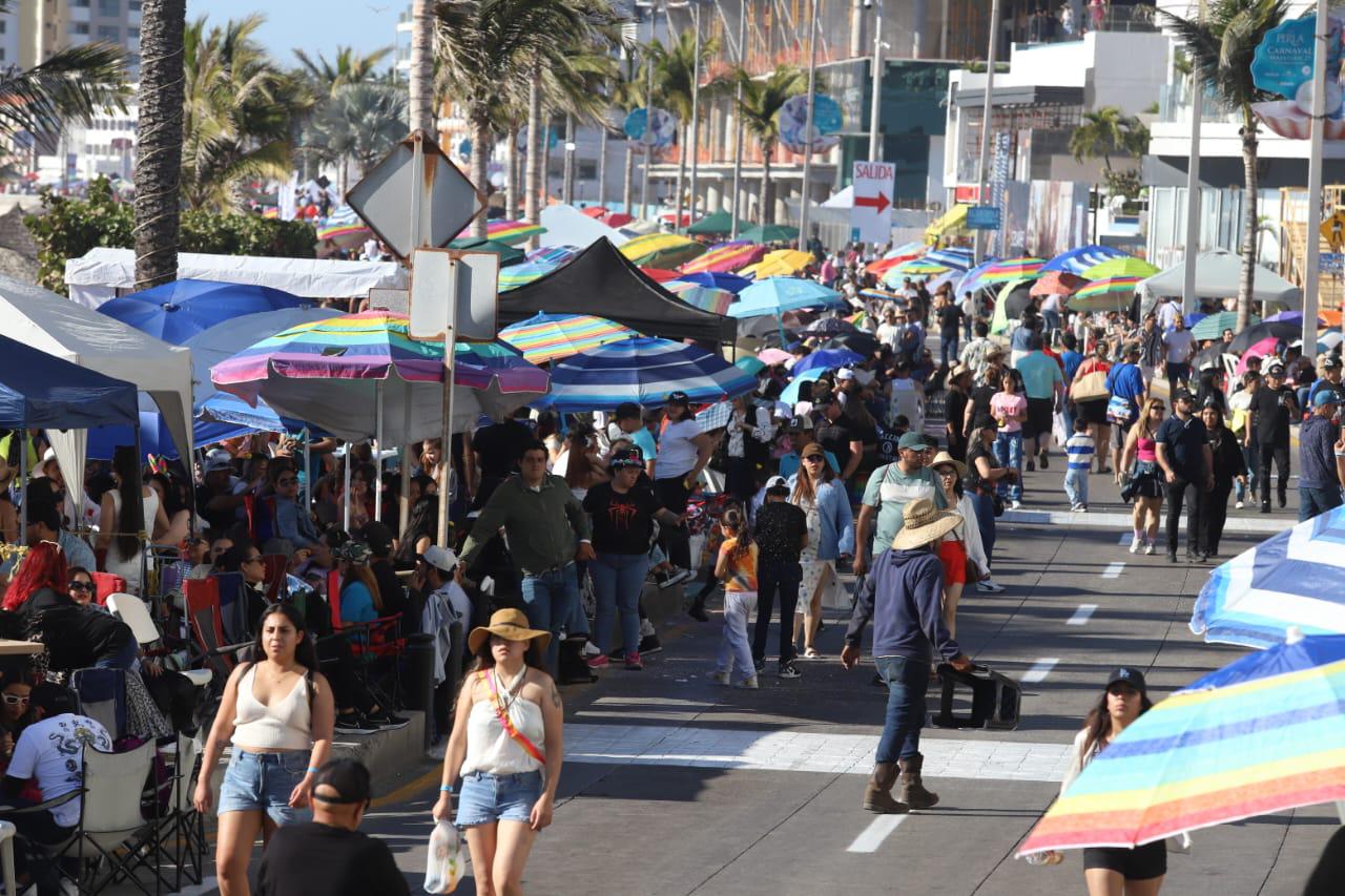 $!Esperan familias el inicio del primer desfile del Carnaval de Mazatlán