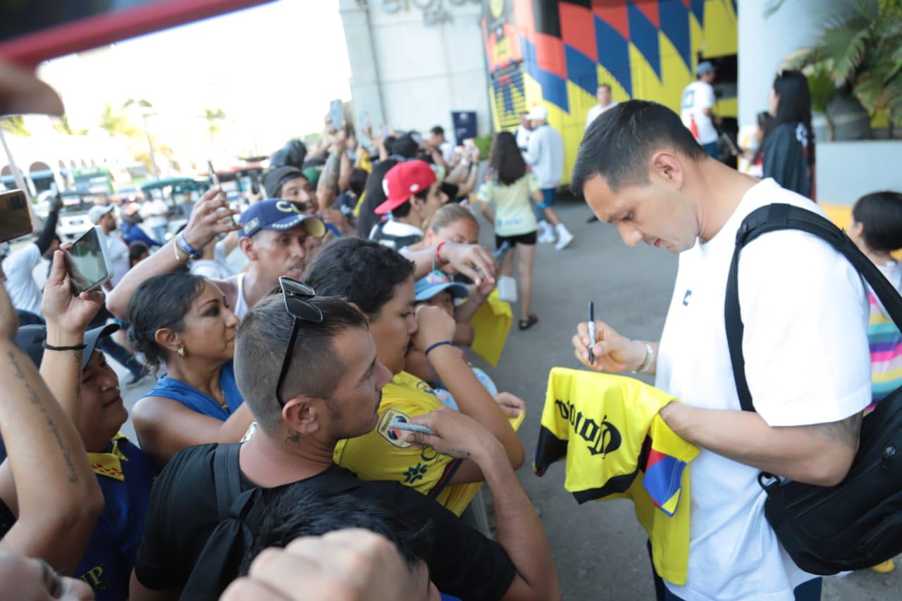 $!Decenas de aficionados reciben a Club América en su llegada a Mazatlán