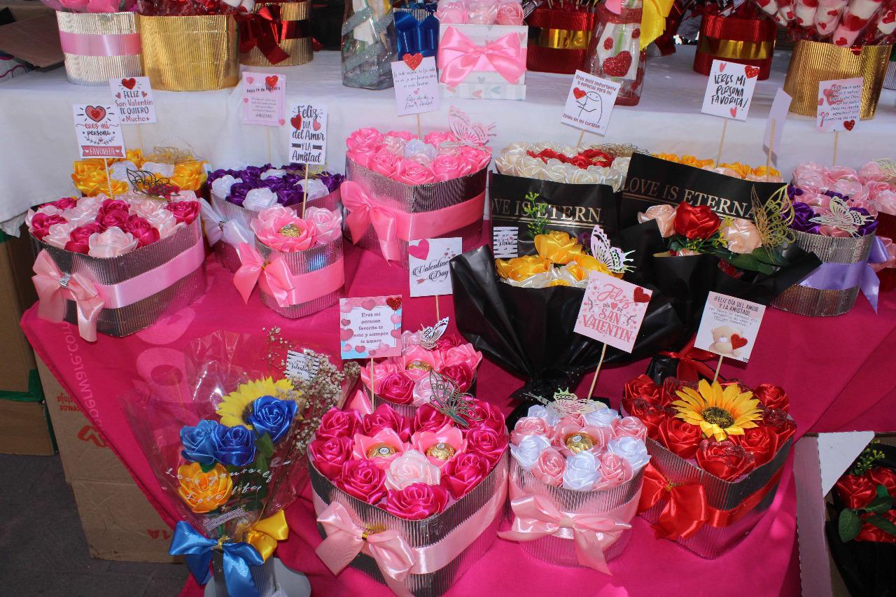 $!Verónica y Camila tejen flores para continuar sus estudios