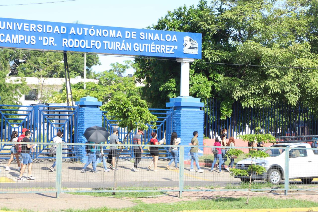 $!Jóvenes en Mazatlán hacen ‘fila kilométrica’ para la vacuna contra el Covid-19; llega hasta el puente peatonal de Ejército Mexicano