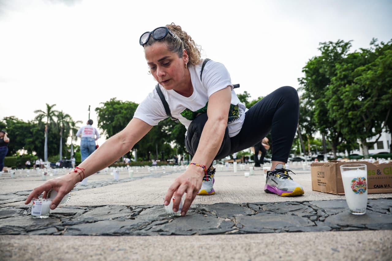 $!Buscadoras en Culiacán encienden 5 mil veladoras por desaparecidos en Sinaloa