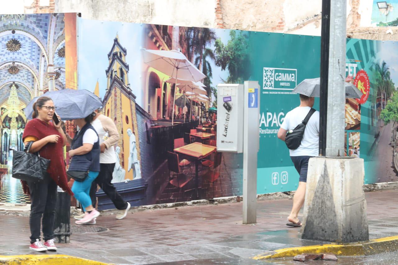 $!Pronóstico se cumple y cae lluvia en Mazatlán