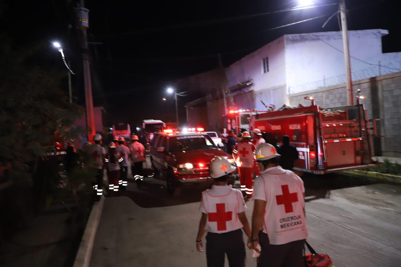 $!Se incendian 4 autobuses en Mazatlán; evacuan a personal de gasolinera cercana