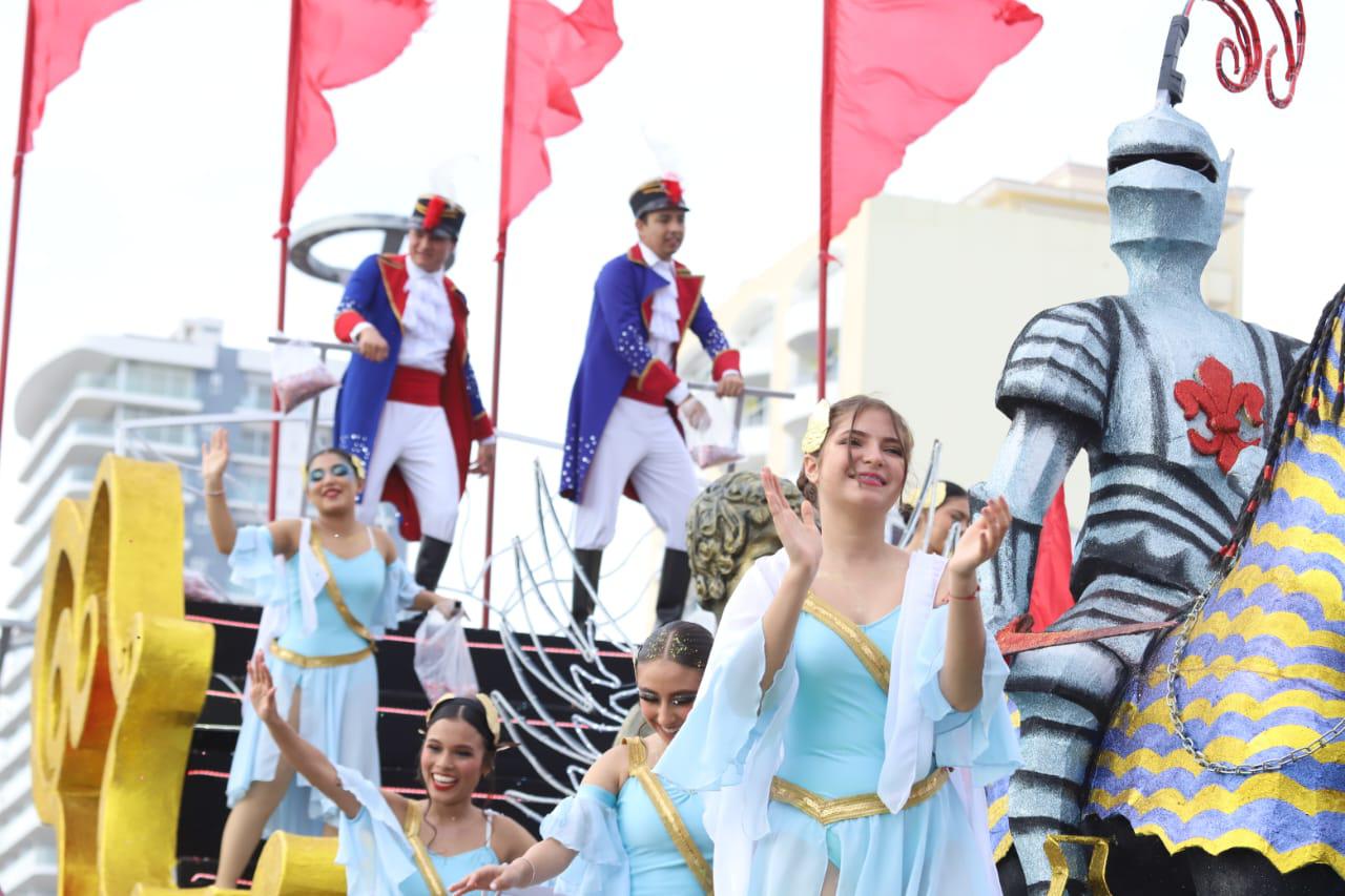 $!Se despide la realeza con emotividad en el segundo y último desfile del Carnaval de Mazatlán 2024