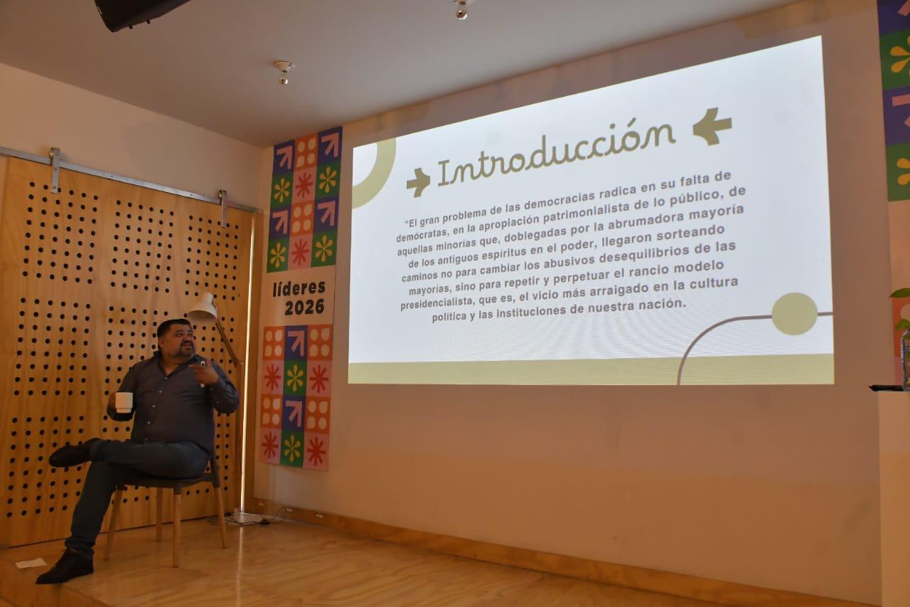 $!‘Vivimos una democracia sin demócratas’, advierte politólogo en clase de la Casa del Maquío