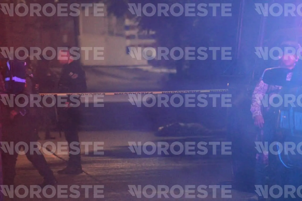 $!Asesinan a un hombre y le dejan cartulina en la colonia 5 de Mayo, en Culiacán