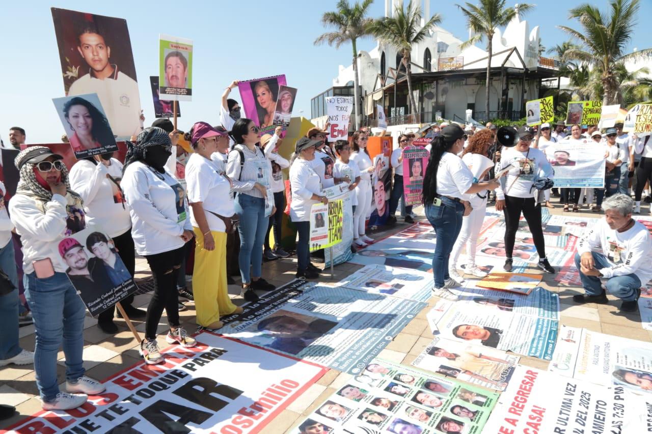 $!Marchan en Mazatlán para exigir la aparición de Carlos Emilio y más desaparecidos