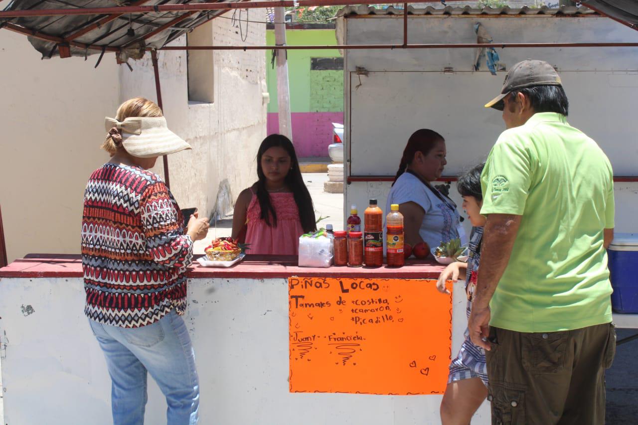 $!Vecinos apoyan muestra gastronómica tras cancelación de turistas en Chametla