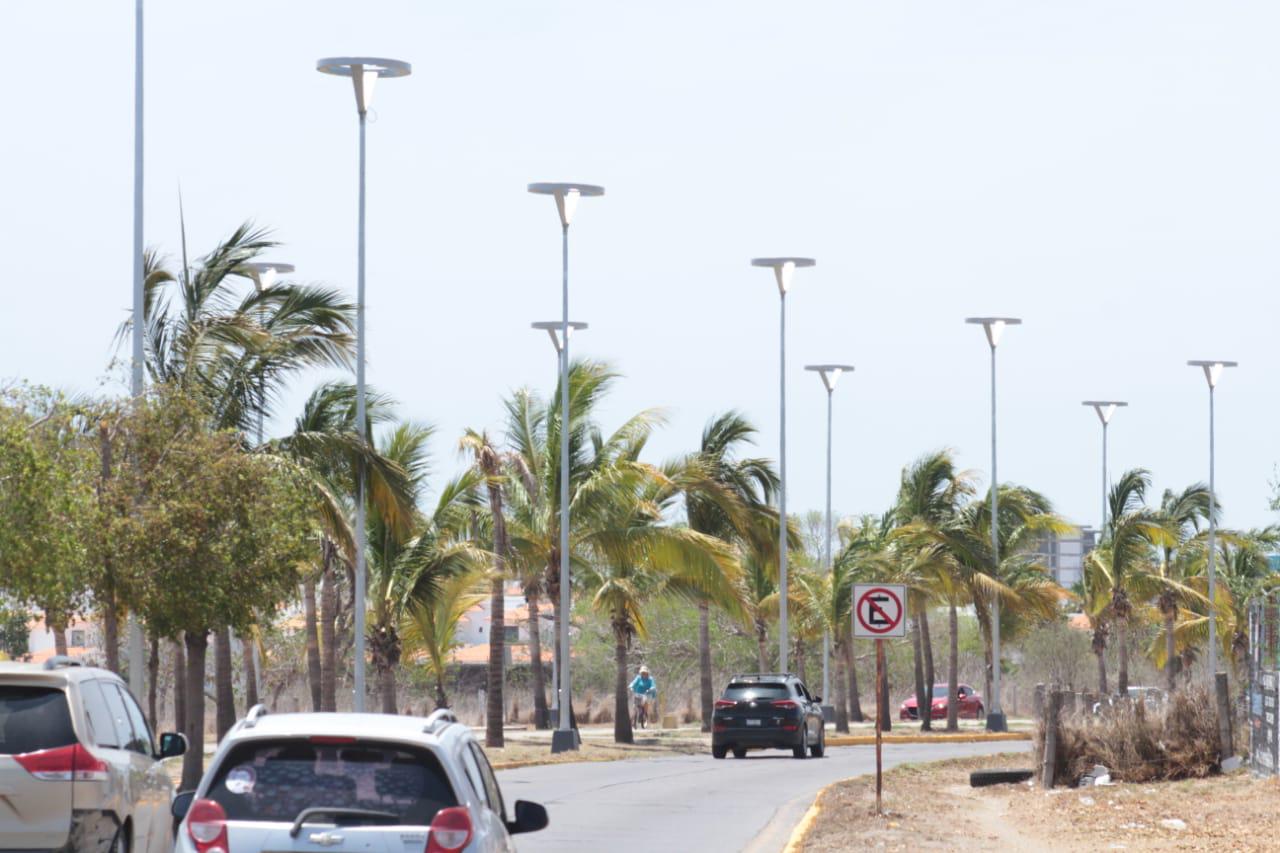 $!En un espacio de 17 cuadras, instalan 198 lámparas led en la Canseco, en Mazatlán