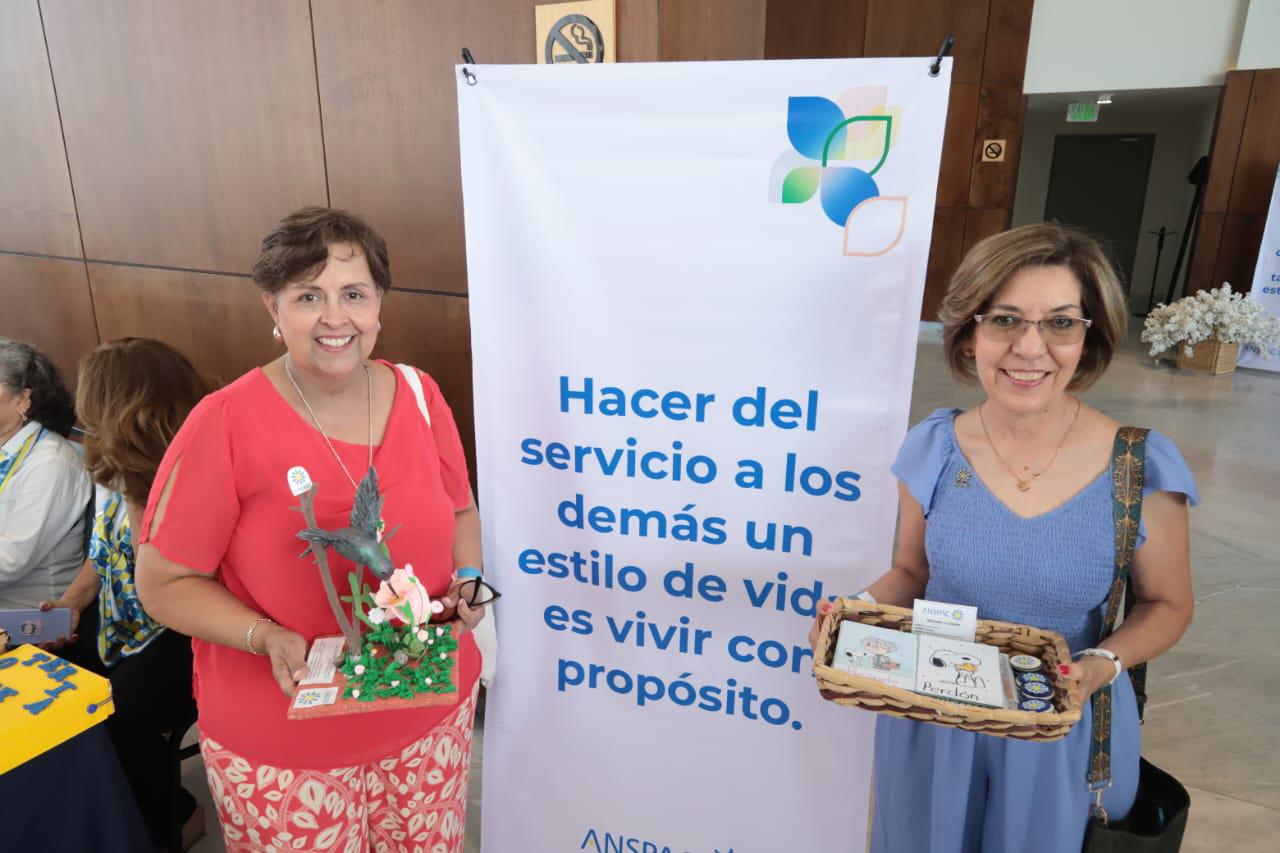 $!Norma Beltrán y Socorro Botello, de San Luis Potosí, con algunas manualidades que se realizan en Anspac en sus manos.