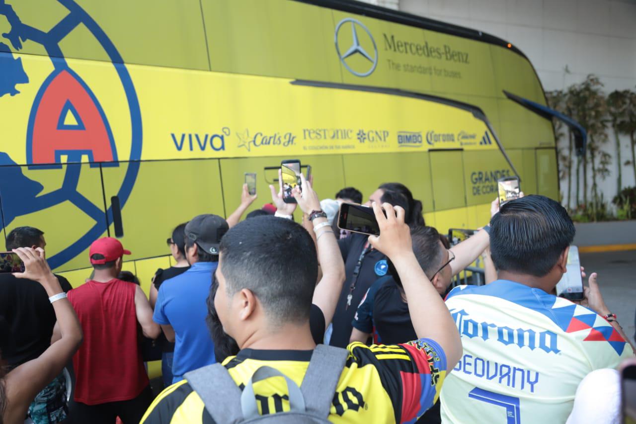$!Decenas de aficionados reciben a Club América en su llegada a Mazatlán