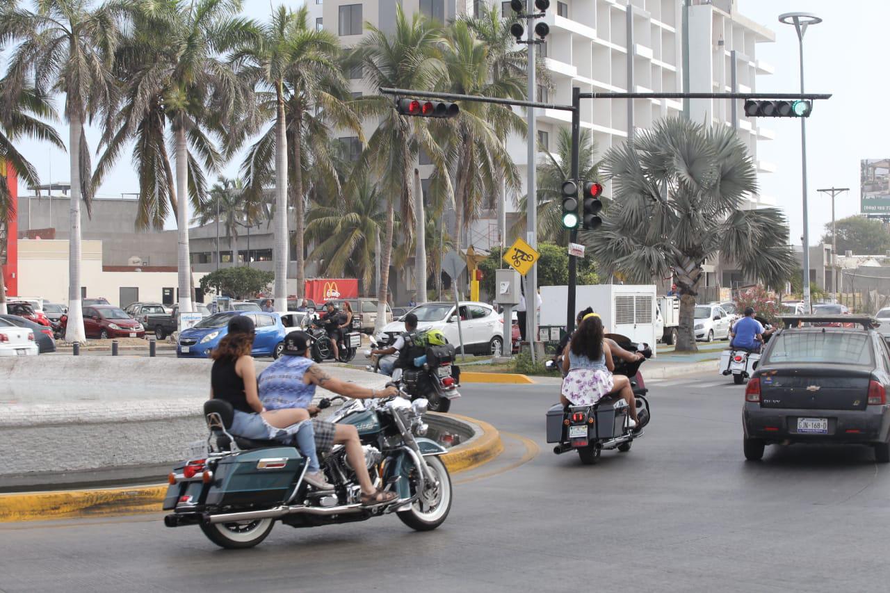 $!Mazatlán, con motos, turismo y tráfico este viernes