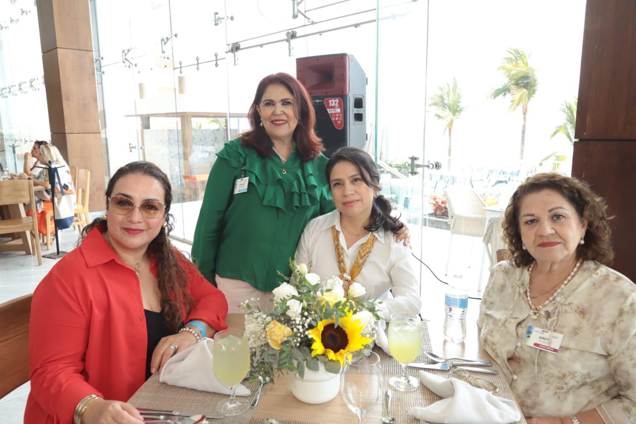 $!Guillermina García, de Anspac Mazatlán entre Gaby López, Guillermina González y Anita de la Torres, de Anspac Tepatitlán, Jalisco.