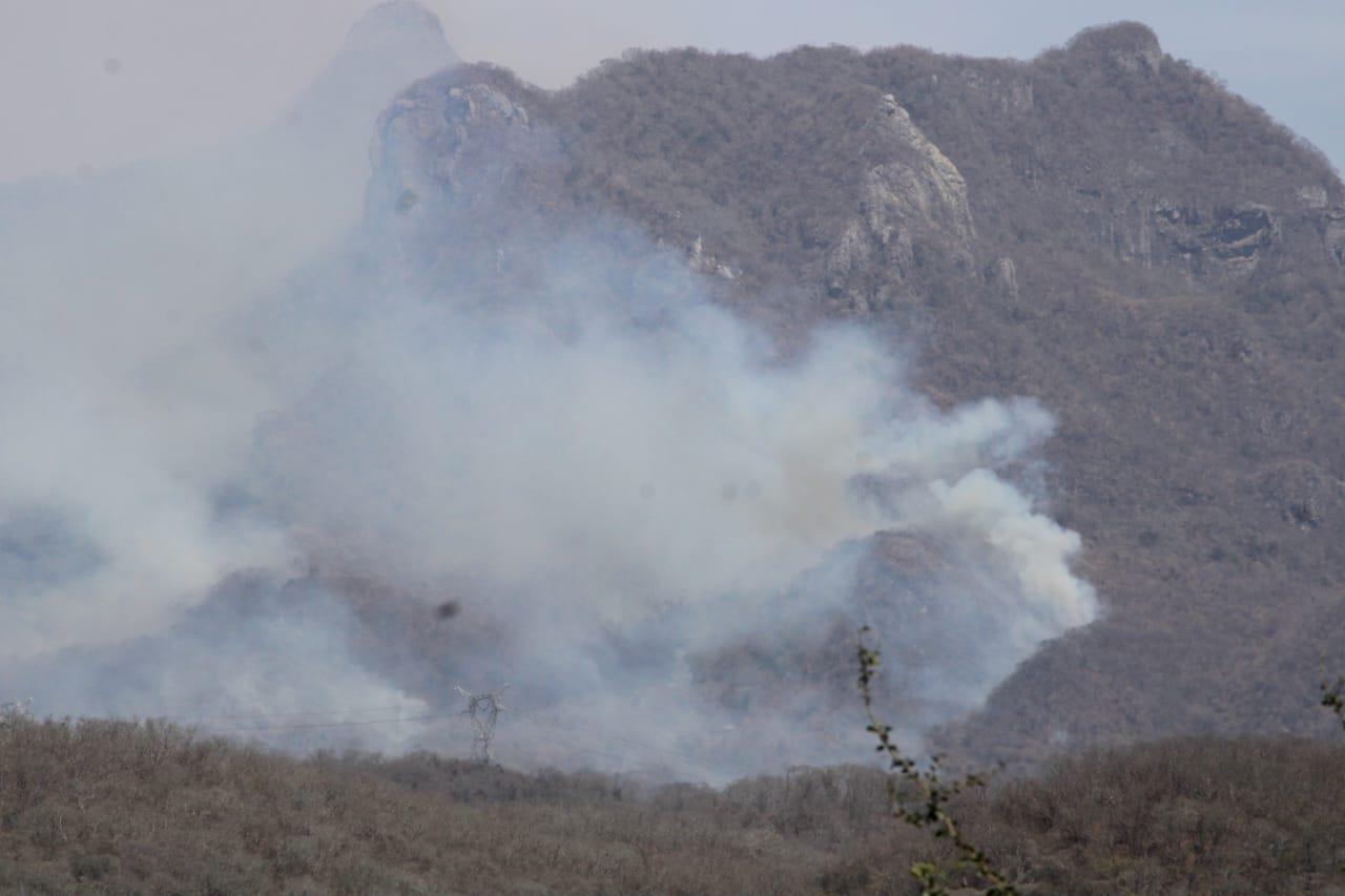 $!Alerta a vecinos incendio forestal del cerro del Yauco, en Rosario