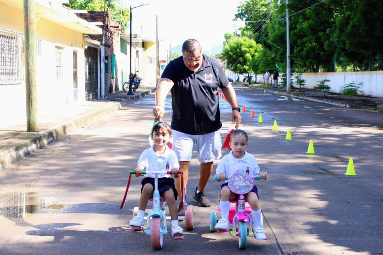 $!Niñas y niños llenan de alegría el Parque de los Leones en jornada ciclista infantil, en Escuinapa
