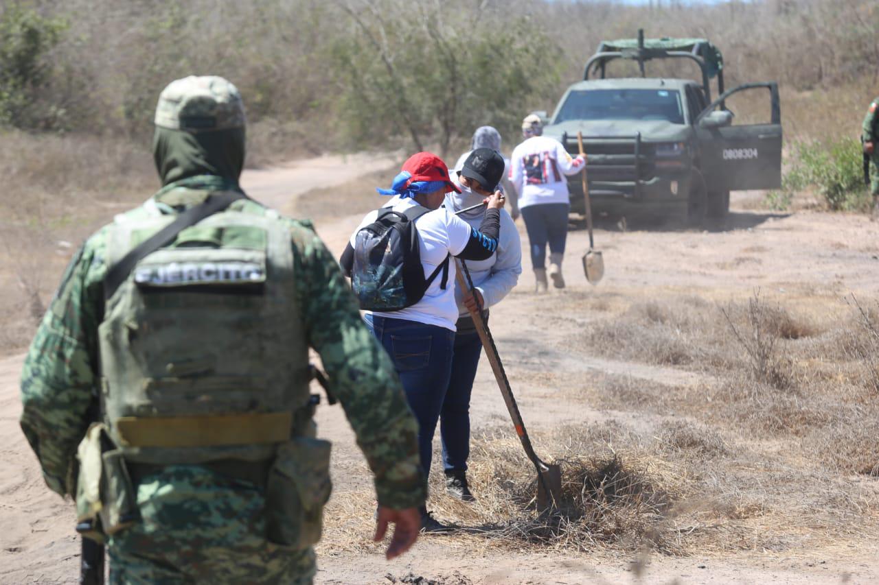 $!Madres salen al campo en Mazatlán a buscar a sus hijos desaparecidos