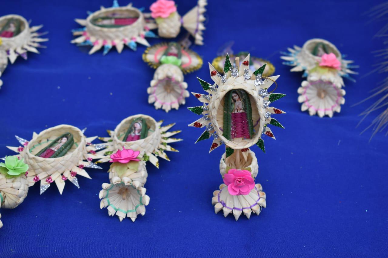 $!En Catedral, Javier y su mamá tejen las palmas que se bendicen en Domingo de Ramos