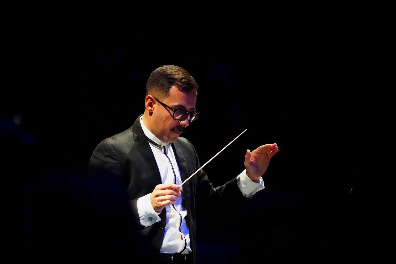 $!Víctor M. Osuna, director huésped de la Camerata Mazatlán.