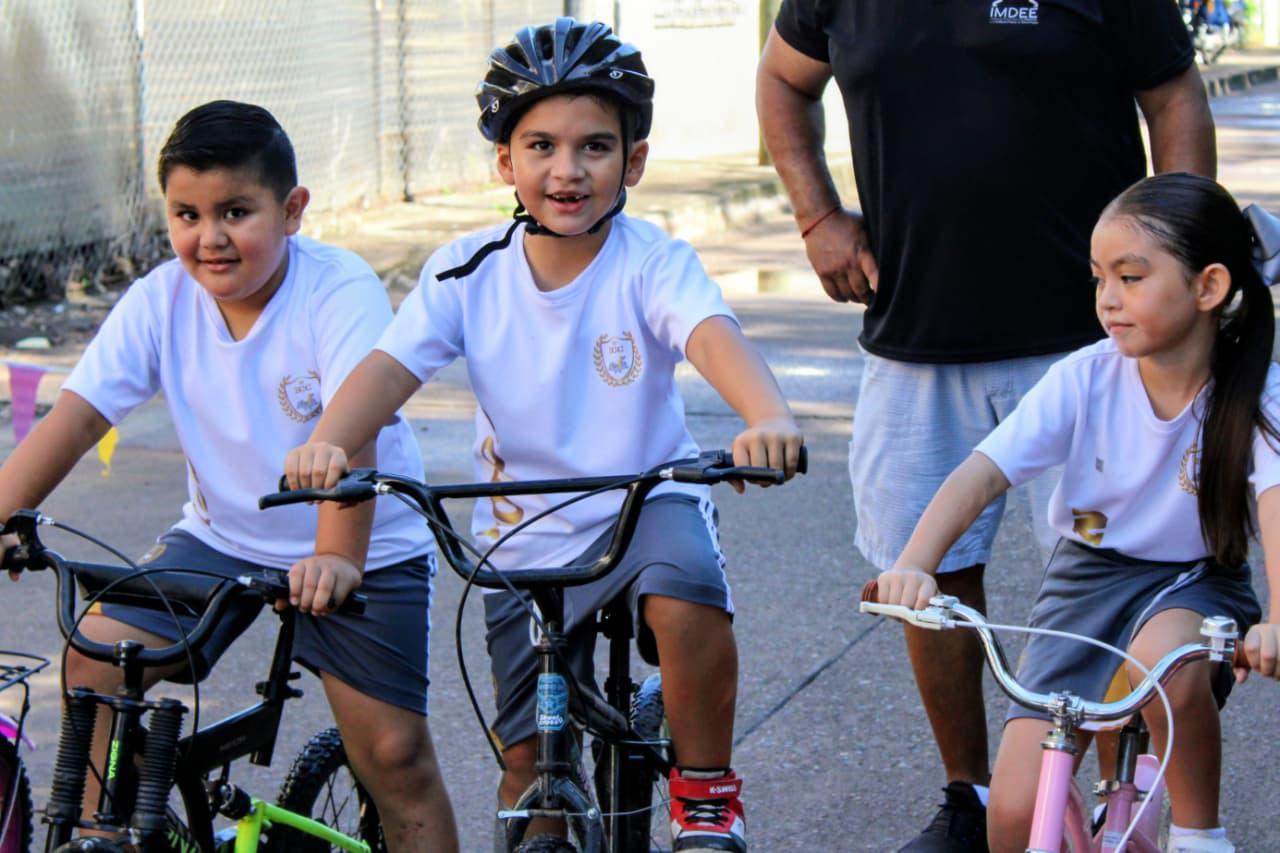 $!Niñas y niños llenan de alegría el Parque de los Leones en jornada ciclista infantil, en Escuinapa
