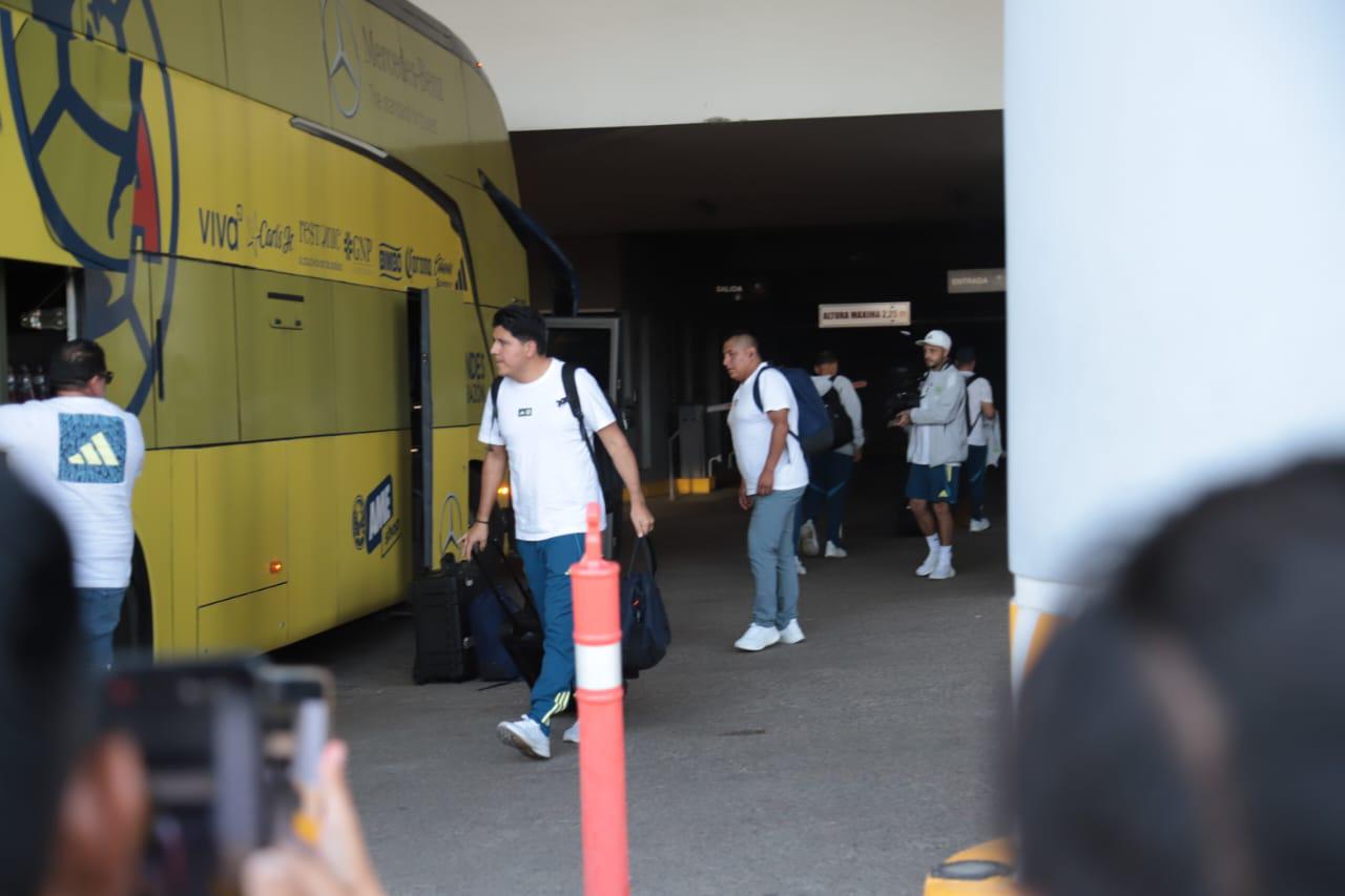$!Decenas de aficionados reciben a Club América en su llegada a Mazatlán