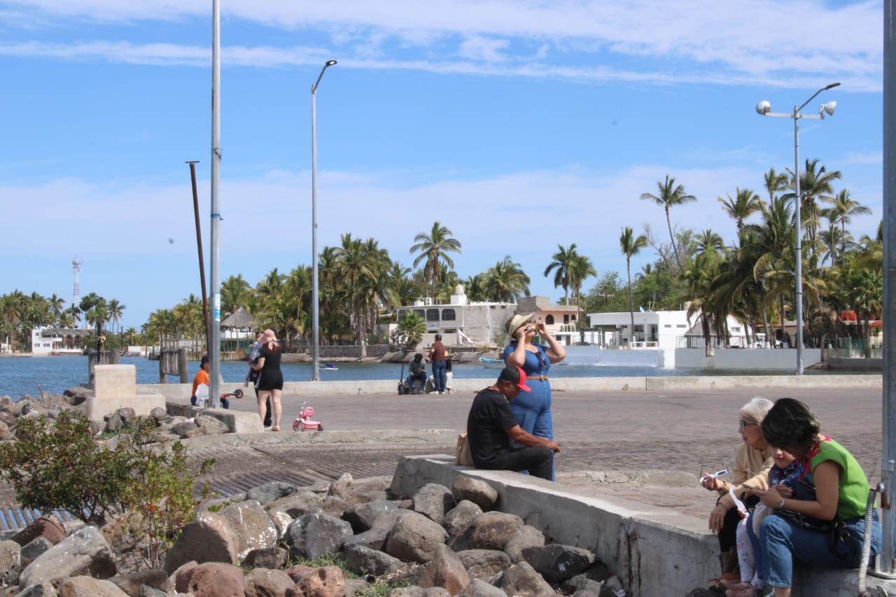 $!Ser parte de la historia: turistas y locales presencian el eclipse desde el Malecón de Altata