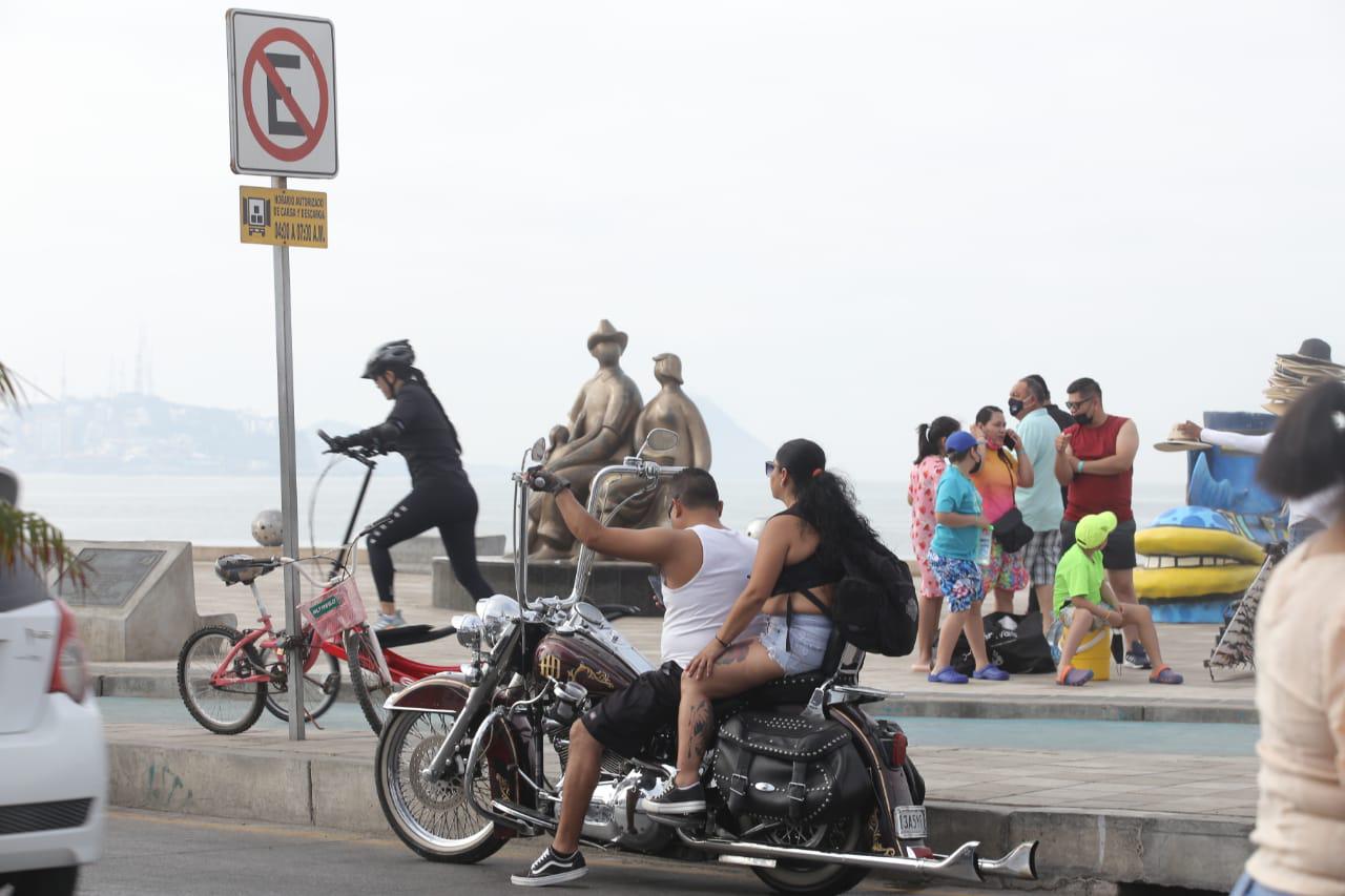 $!Mazatlán, con motos, turismo y tráfico este viernes