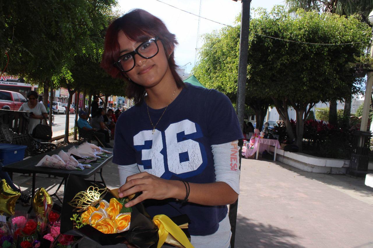 $!Verónica y Camila tejen flores para continuar sus estudios