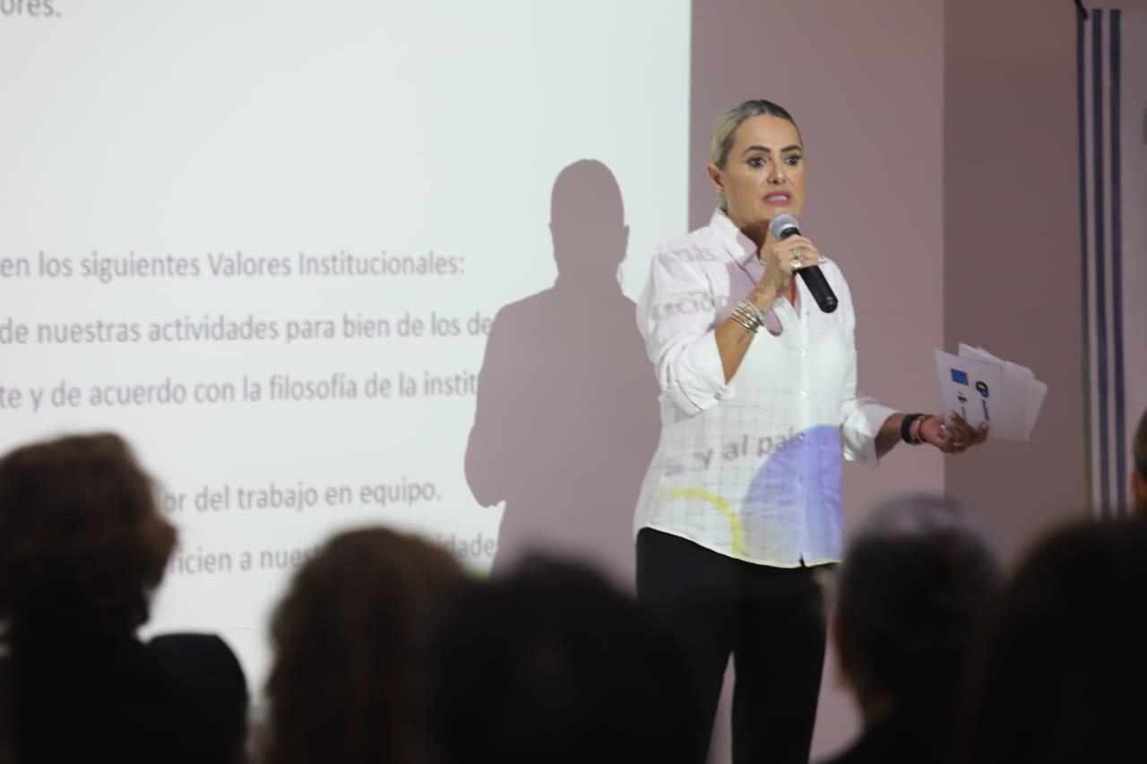 $!La coach de vida Claudia Velasco impartió el tema “Criterios institucionales ANSPAC”.