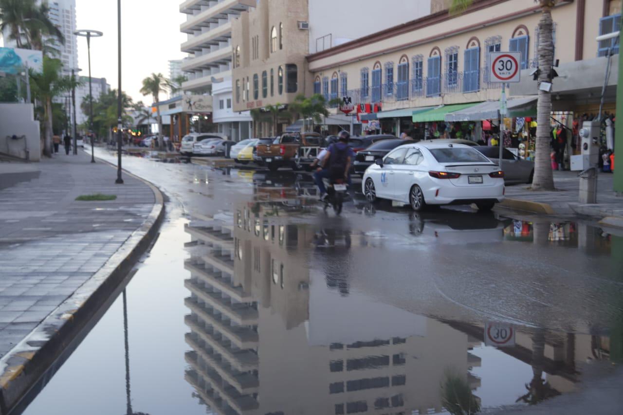 $!Turistas del puente revolucionario se topan con aguas negras en la Zona Dorada de Mazatlán